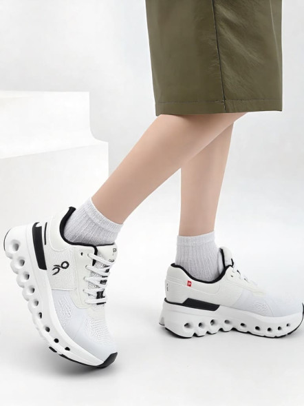 Женские кроссовки ON Running Cloudsurfer Trail 2 White/Black